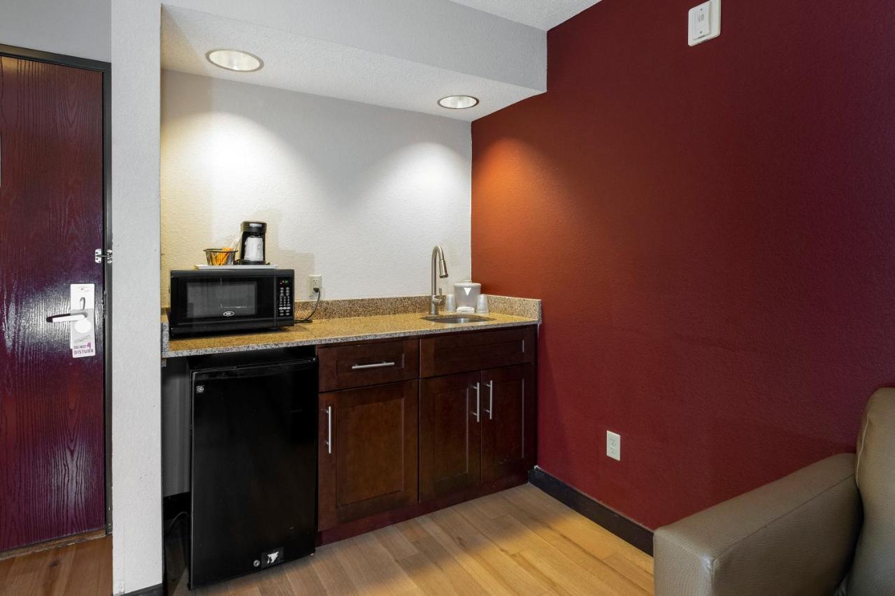 Red Roof Inn & Suites Dover Downtown Экстерьер фото